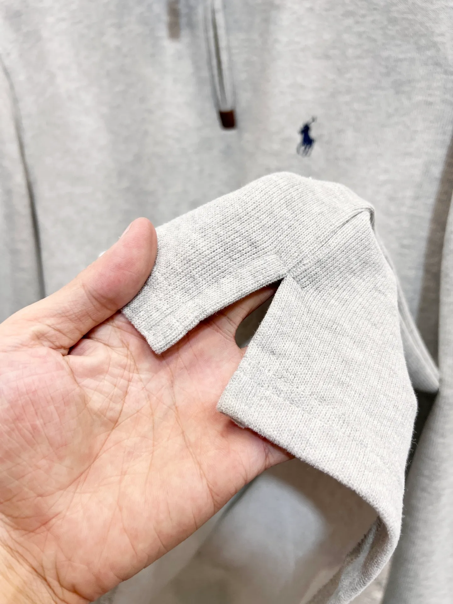 P196 Style number: T73 2235# Actual pictures! ! Ralph Lauren Minnie fabric long-sleeved half-zip sweatshirt. Color: black, oatmeal gray, camel, dark gray, light gray, navy blue, milk white. A total of 7 colors. Size: M-100-120 catties L-120-140 catties XL-140-160 catties 2XL-160-180 catties